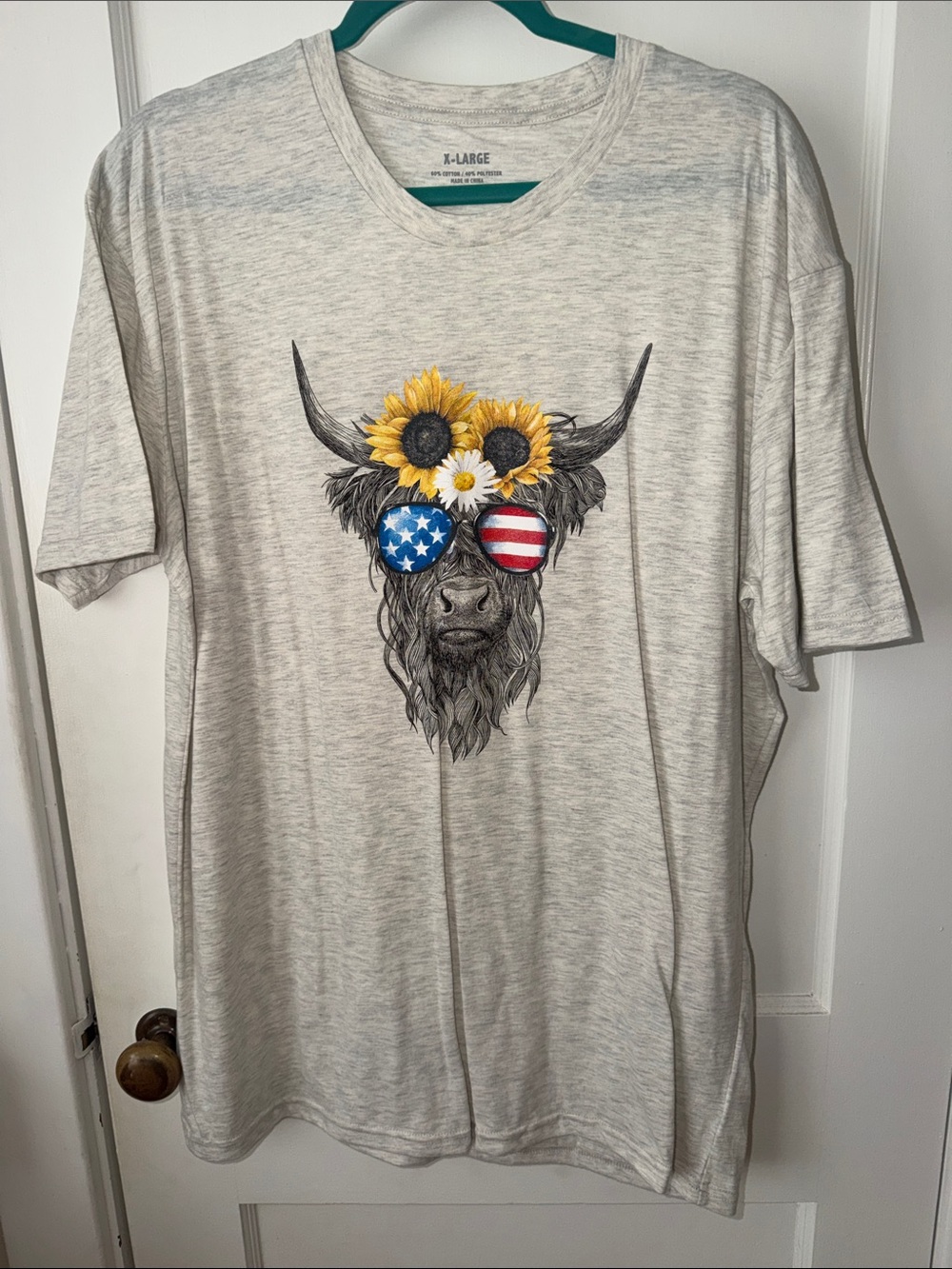 Men's Light Gray Graphic Tee with Patriotic Sunglasses and Sunflower Design
